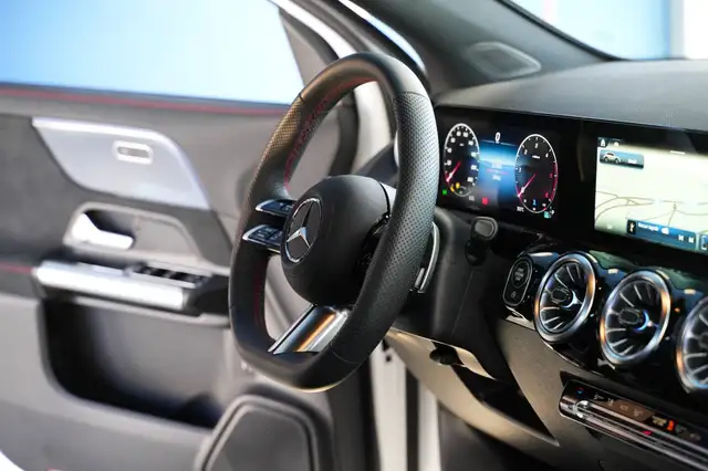 Mercedes-Benz GLA view 29