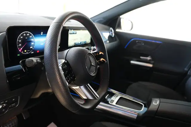 Mercedes-Benz GLA view 10