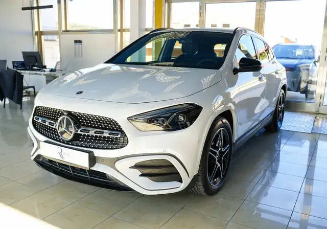 Mercedes-Benz GLA view 3