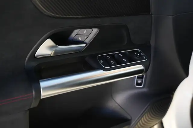 Mercedes-Benz GLA view 20