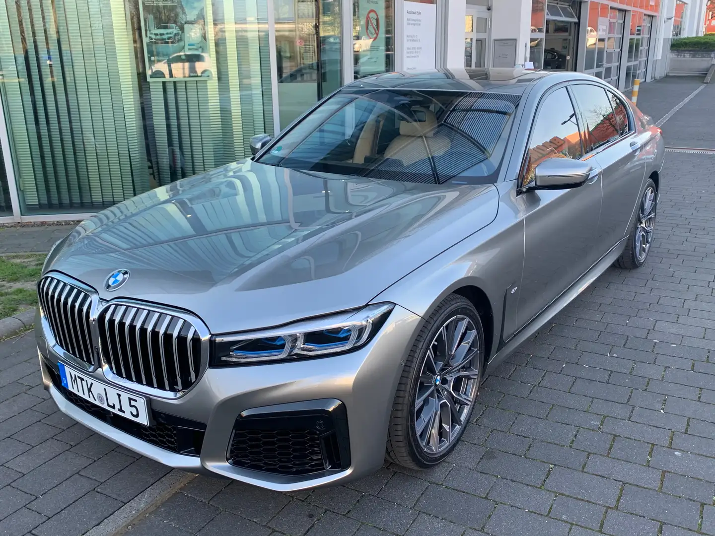 BMW 750 750i xDrive Stříbrná - 1