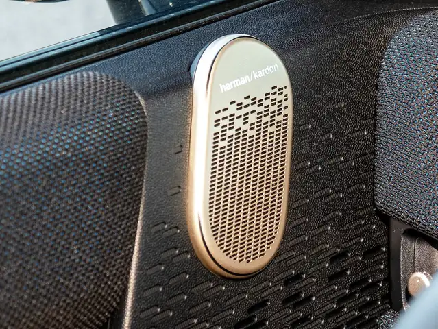 Mini Hatch view 18
