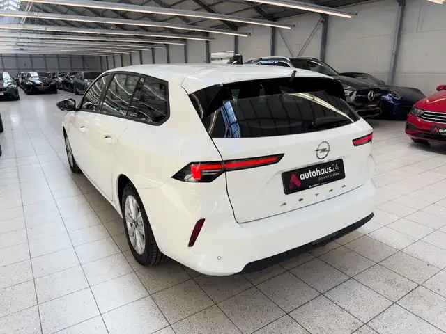 Opel Astra view 4