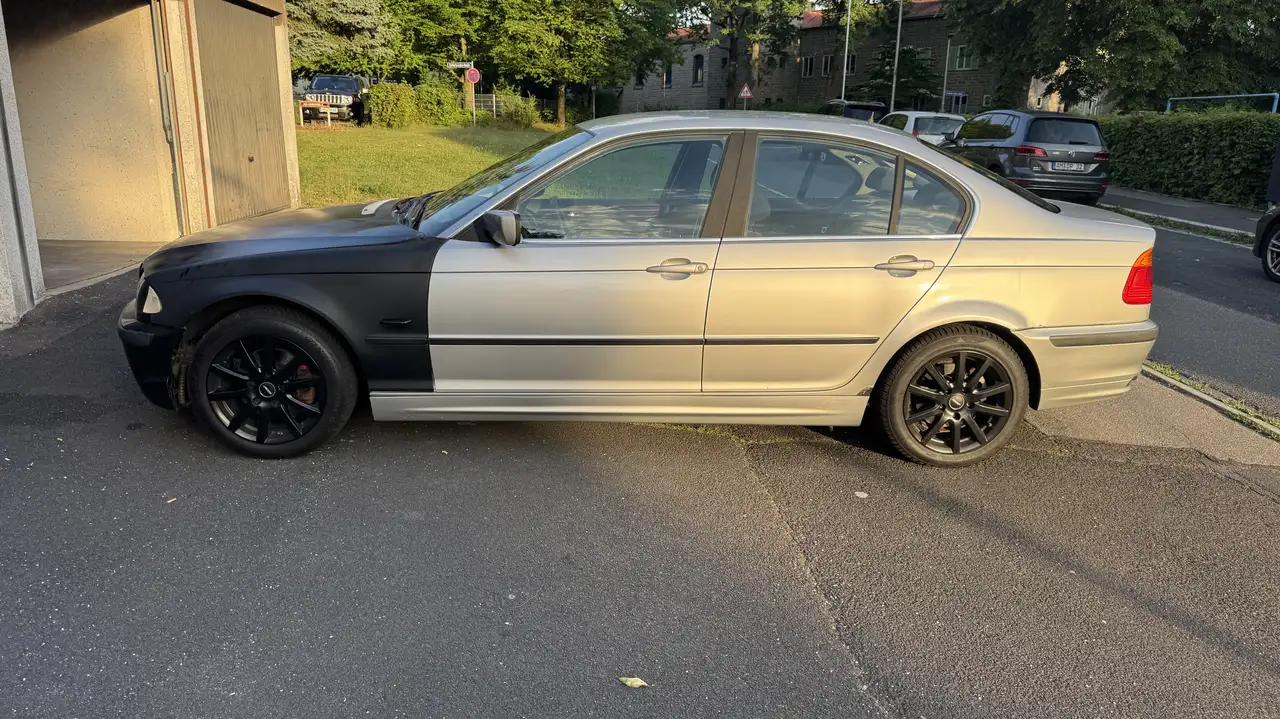 BMW 320i, foto 2
