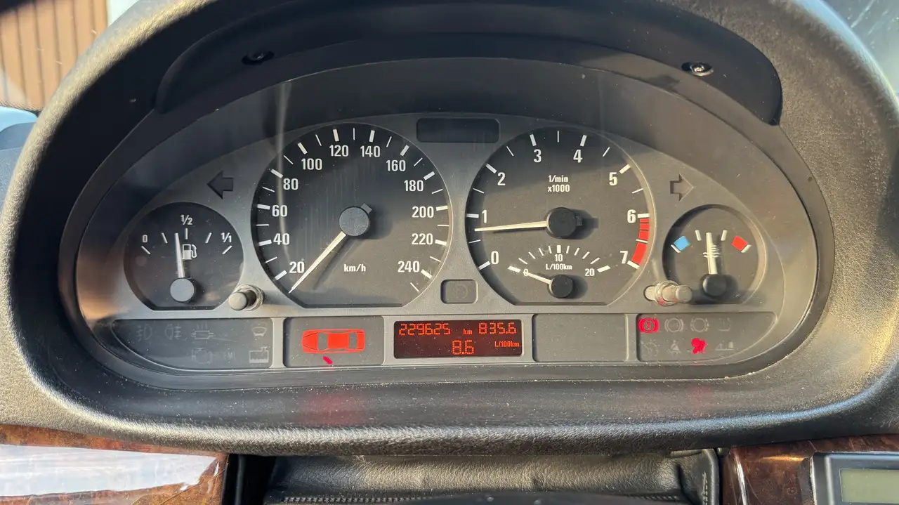 BMW 320i, foto 11