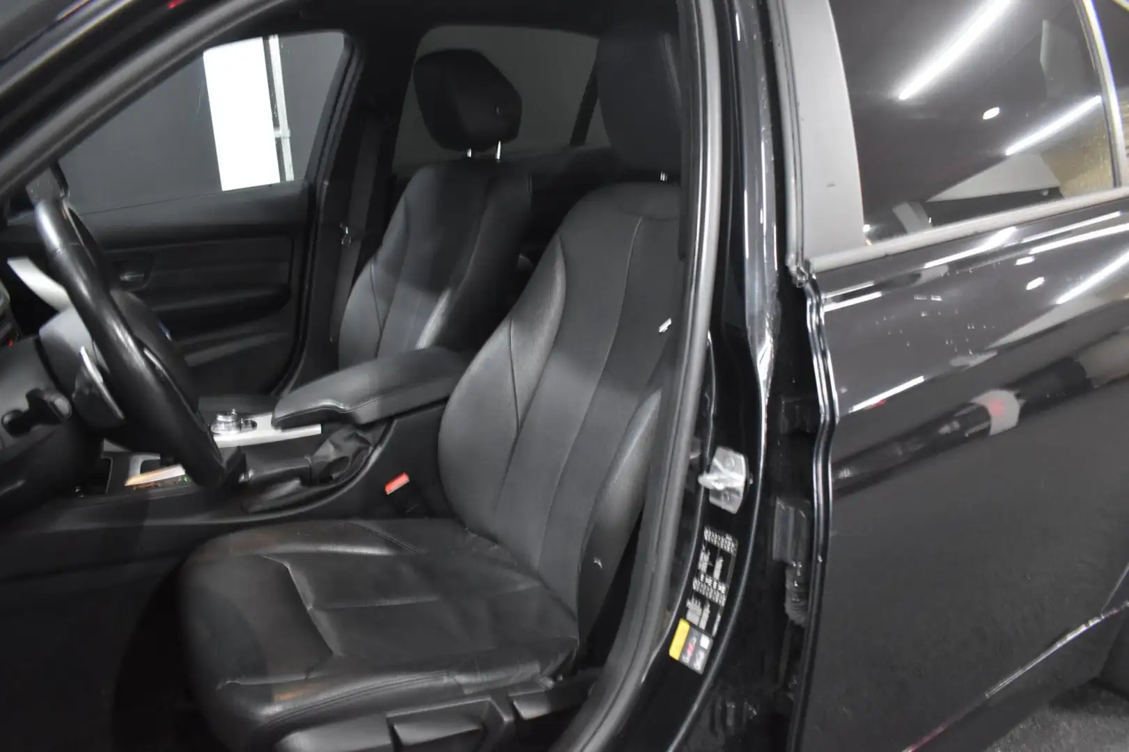 BMW 330 3-serie 330e M-Sport 252pk | AUTOMAAT | PDC | NAVI Zwart - 2