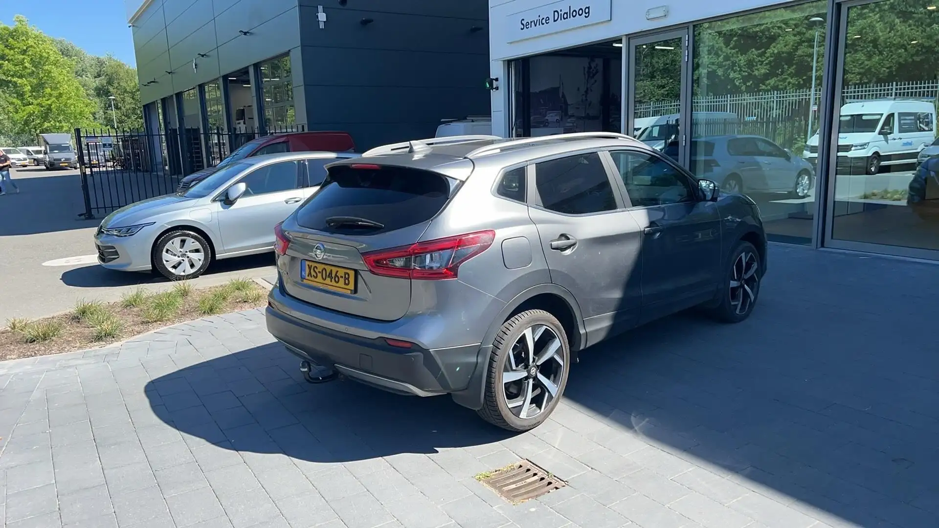 Nissan Qashqai 1.2 Tekna + / Panoramadak / 360 Camera / Navigatie Gris - 2
