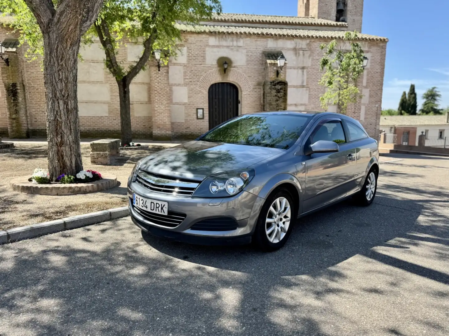 Opel Astra GTC 1.7CDTi Enjoy Gris - 2