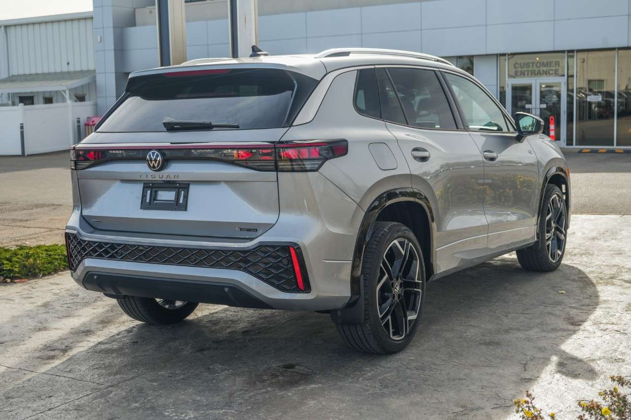 2026 Volkswagen Tiguan Highline Turbo R-Line 4MOTION — photo 2