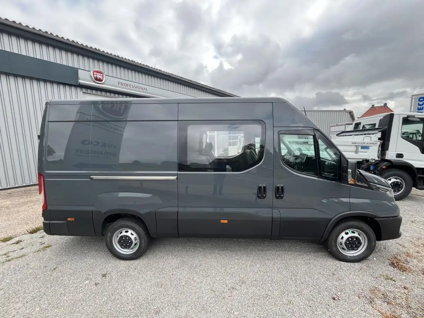 Iveco Daily 35S18HA8 CRV Grau - 1