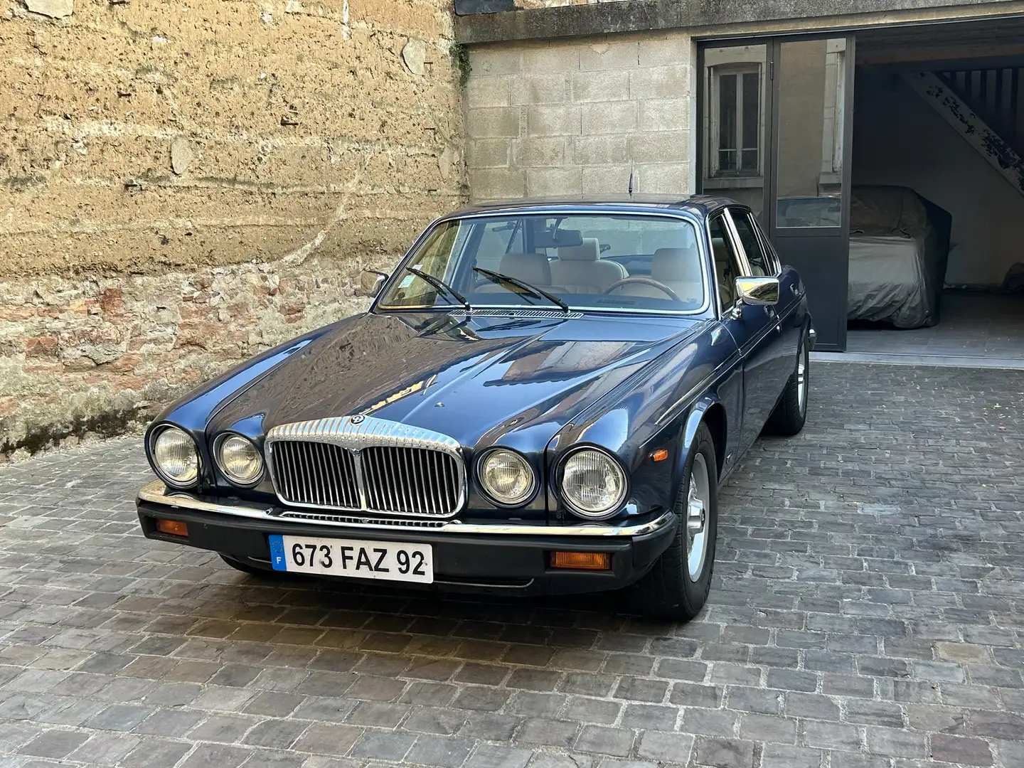 Daimler Double Six - 1