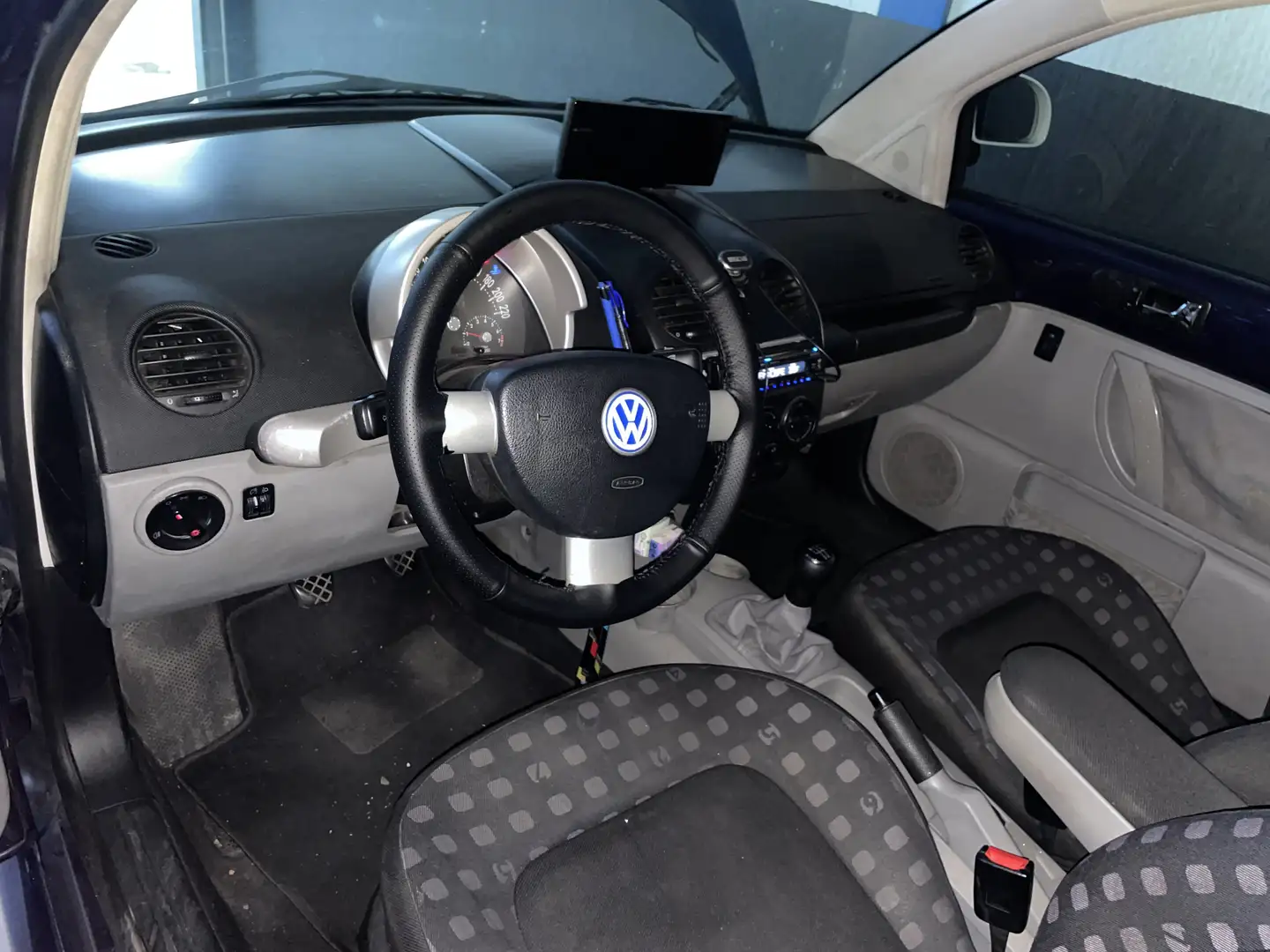 Volkswagen New Beetle - 1