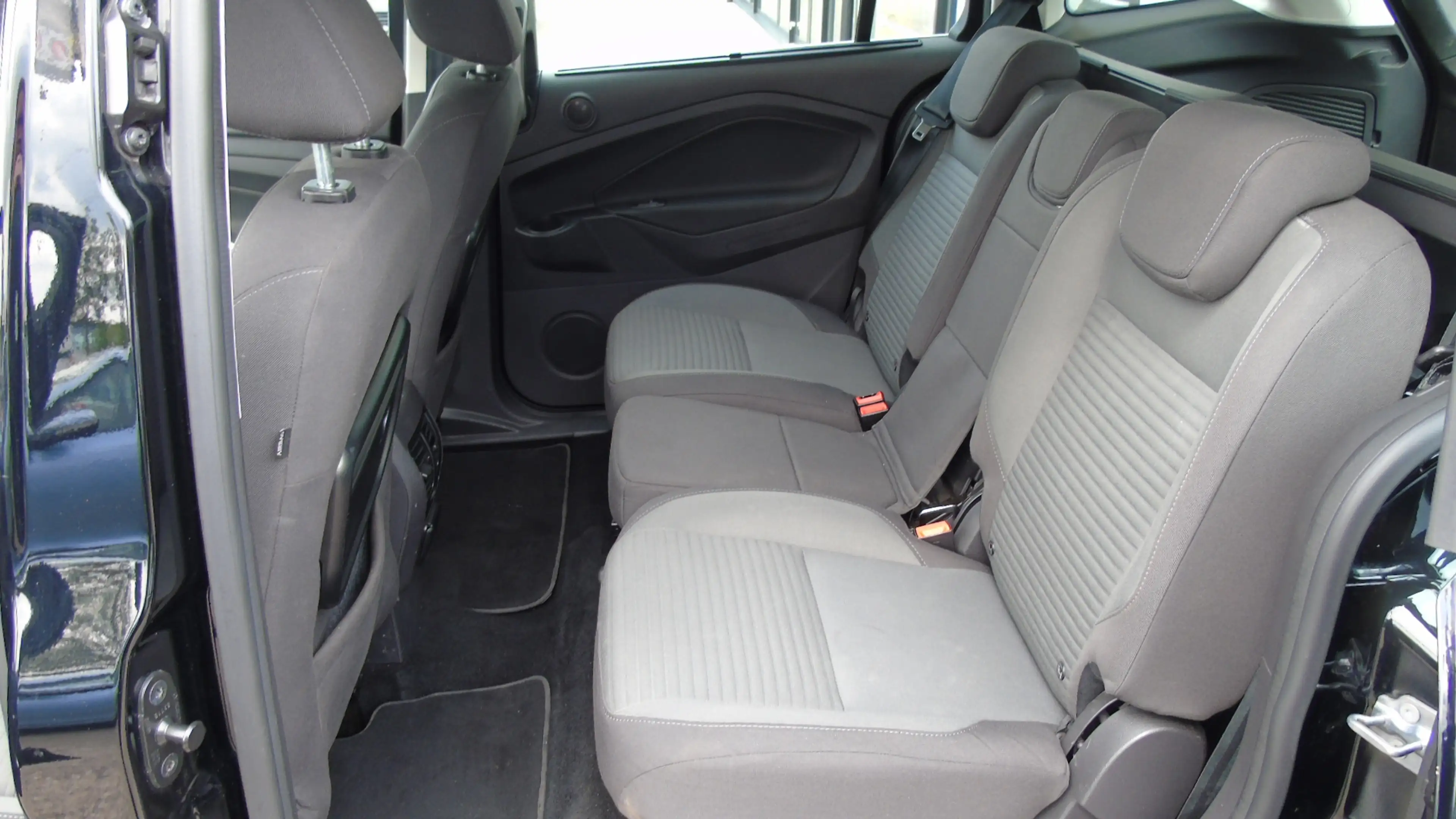 Ford Grand C-Max 1.5 Titanium — photo 11