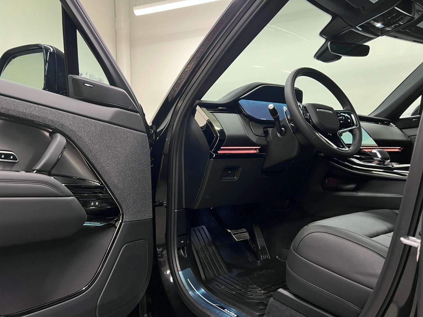 2026 Land Rover Range Rover Sport P360 S | LEASE FROM $999 PER MONTH alt 4