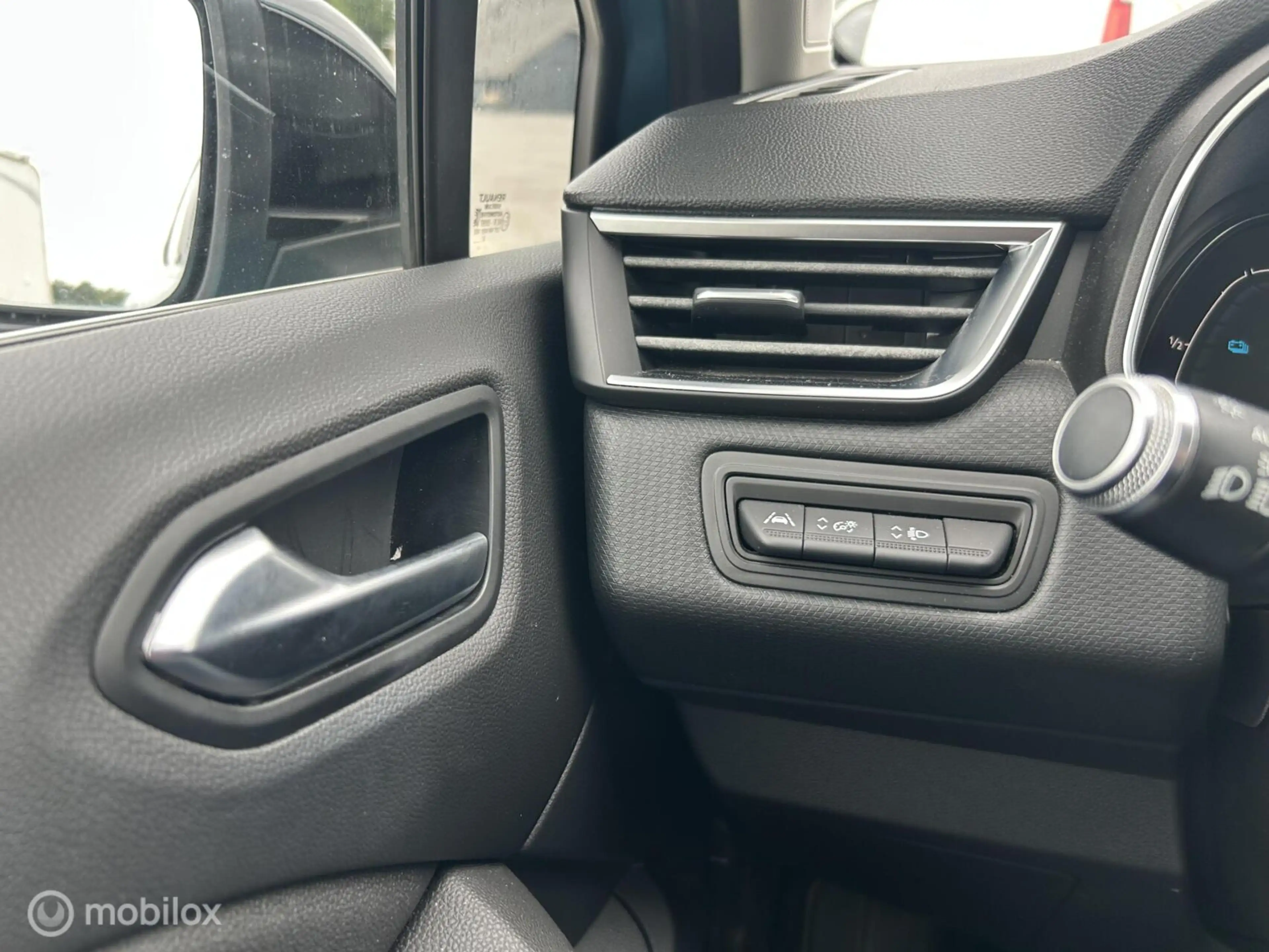 Renault Clio 1.6 E-Tech Hybrid 140 Intens — photo 12
