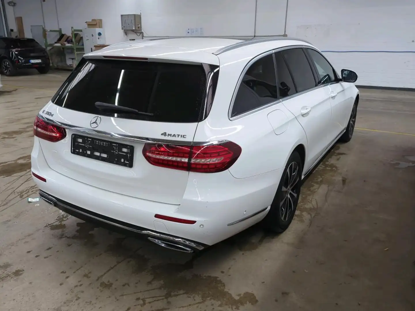 Mercedes-Benz E 300 4Matic KAM*PANO*MBUX*DISTRONIC*LUFT Weiß - 2