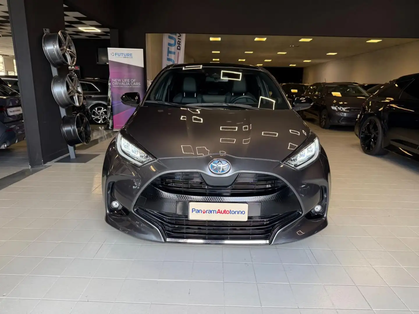 Toyota Yaris 1.5 Hybrid 5 porte Lounge Grigio - 2
