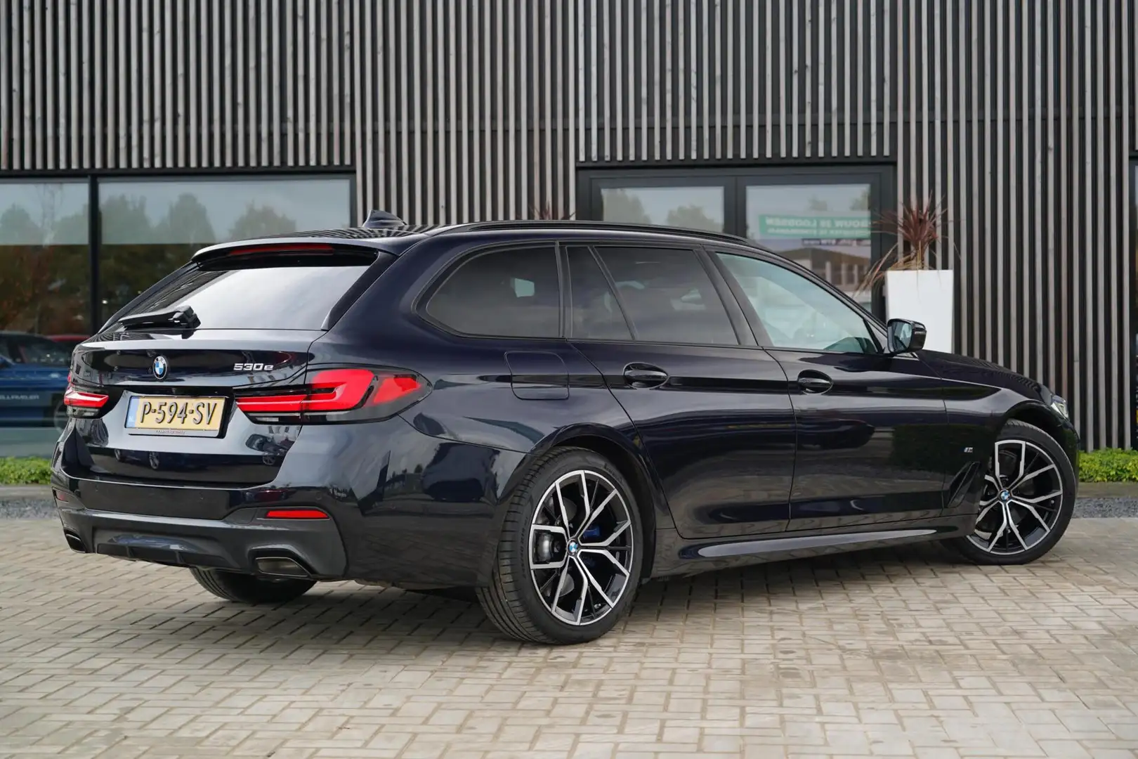 BMW 530 5-serie Touring 530e High Executive M | Dealer ond Zwart - 2