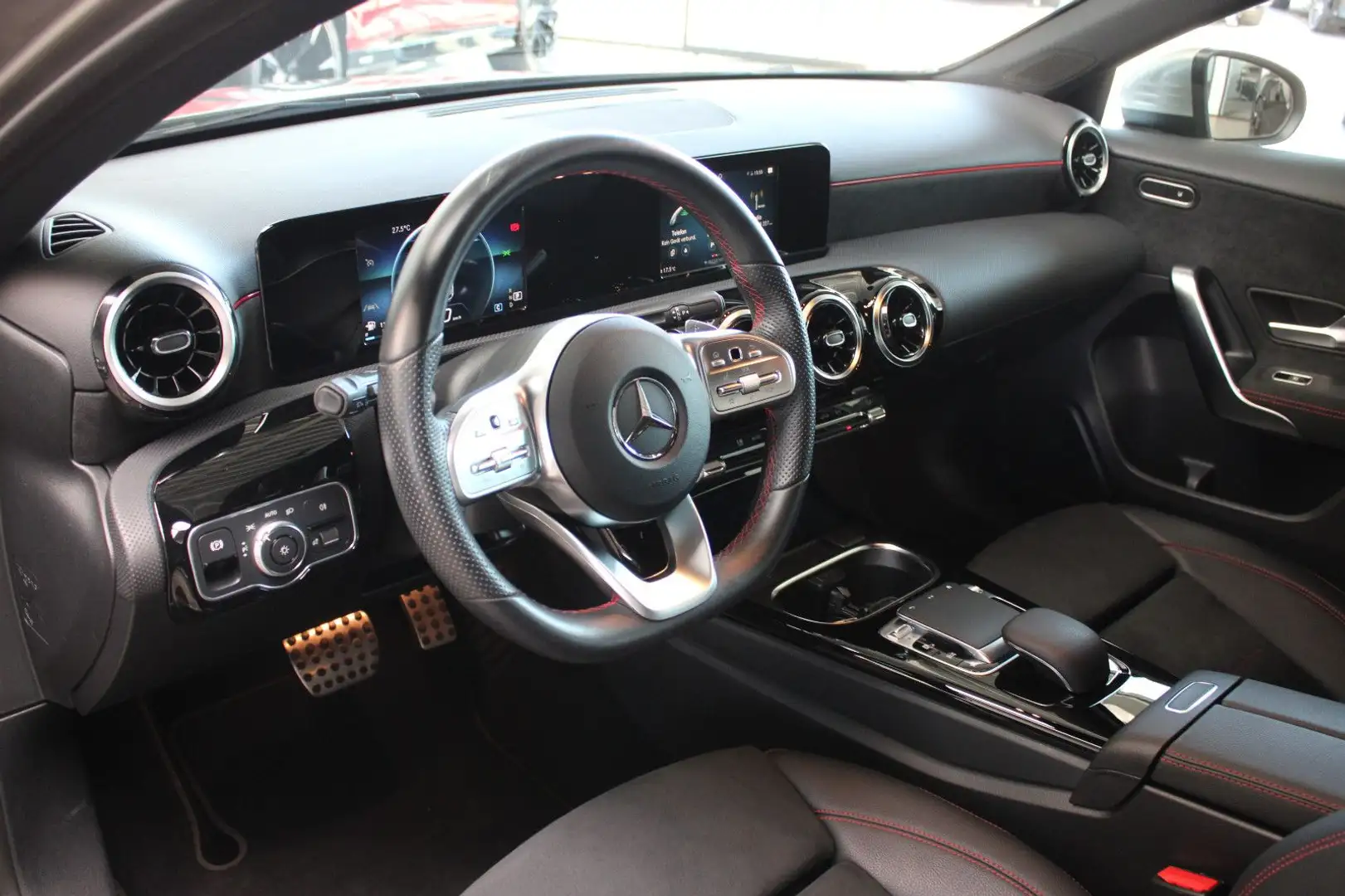 Mercedes-Benz A 200 *AMG LINE* 7G AHK/LED/NAVI/KAMERA/8-FACH! Zilver - 2
