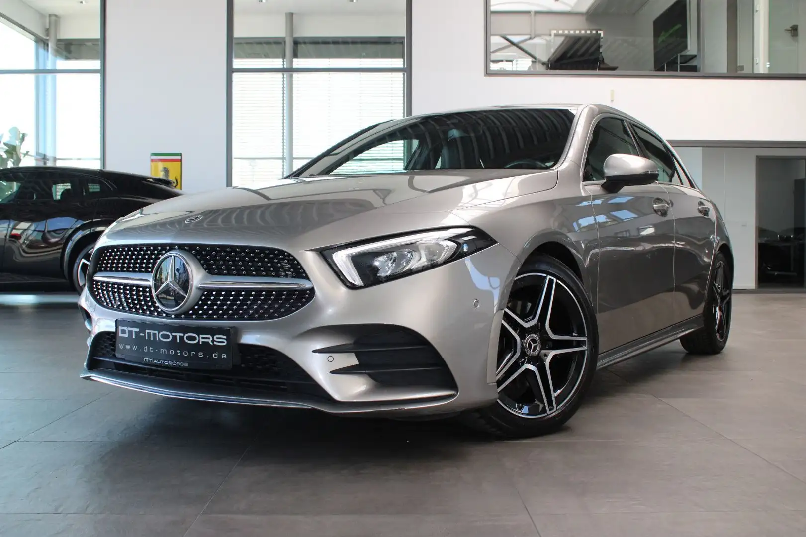 Mercedes-Benz A 200 *AMG LINE* 7G AHK/LED/NAVI/KAMERA/8-FACH! Zilver - 1