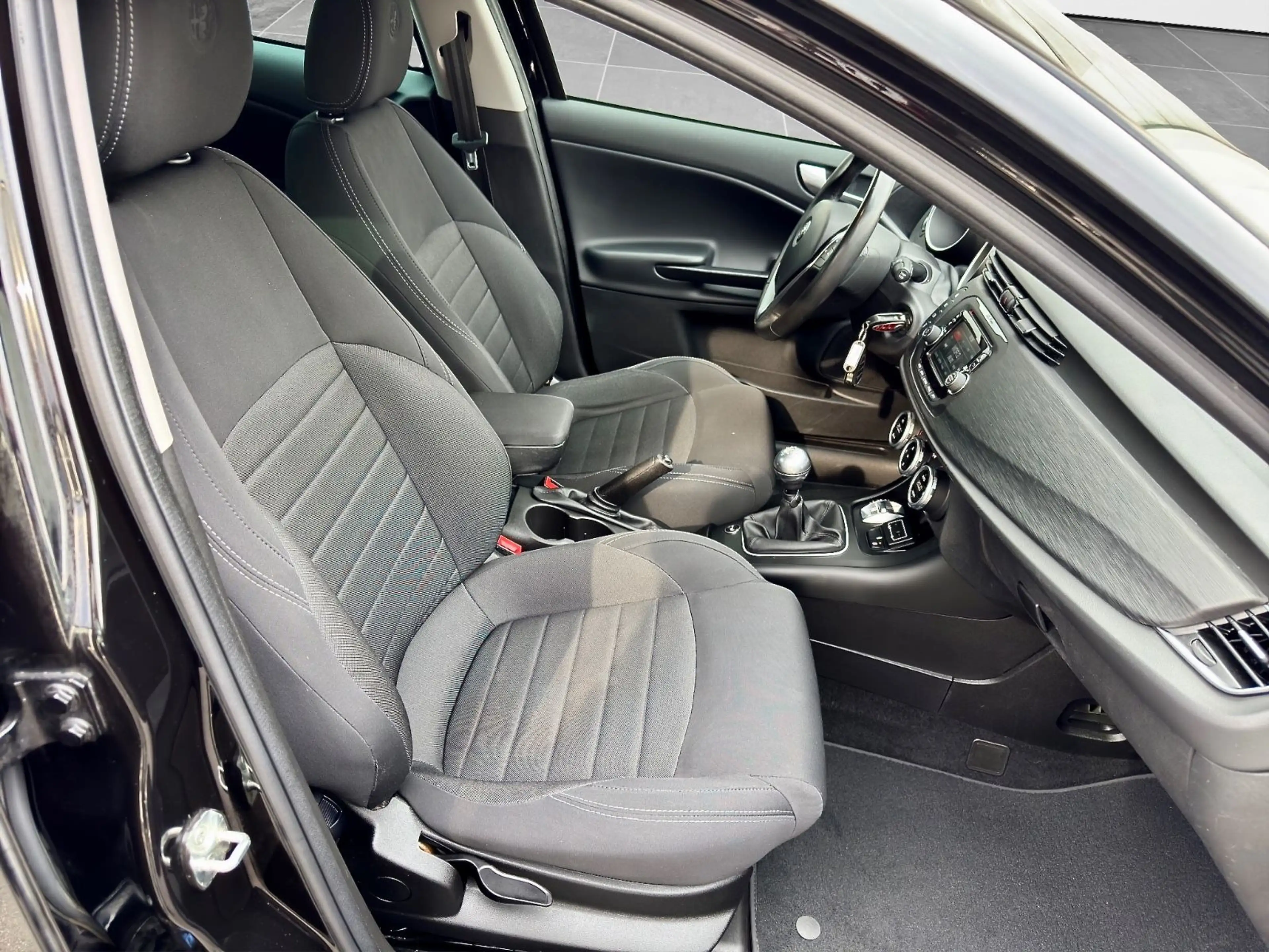 Alfa Romeo Giulietta 1.6 JTDm 16V*6 GANG*PDC*SHZ*1 HAND* — photo 12