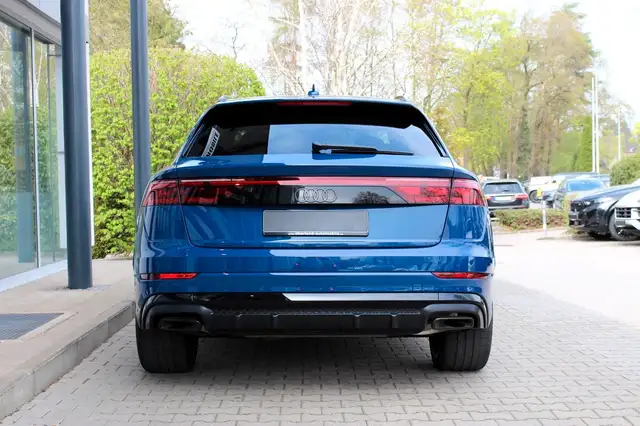 Audi Q8 view 6