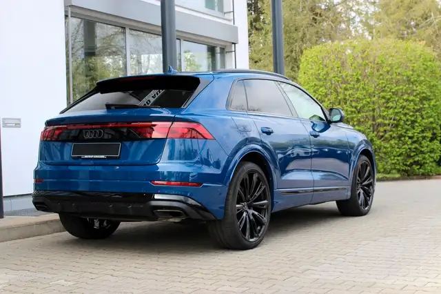 Audi Q8 view 5