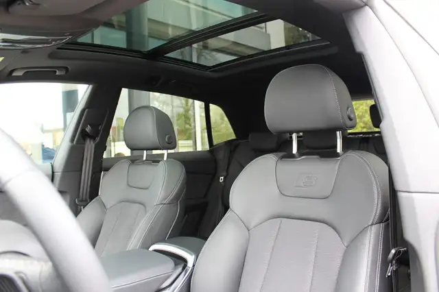 Audi Q8 view 12