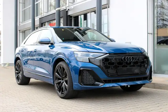 Audi Q8 view 3