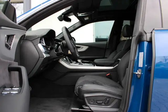 Audi Q8 view 10