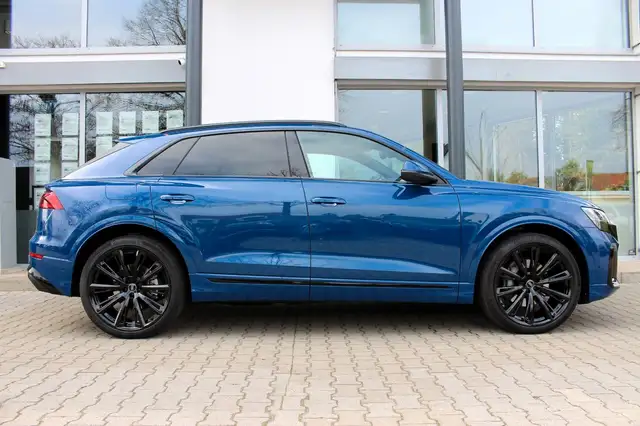 Audi Q8 view 4