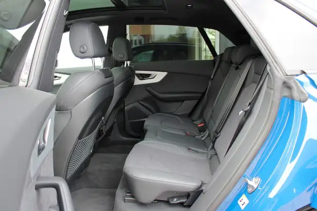 Audi Q8 view 15