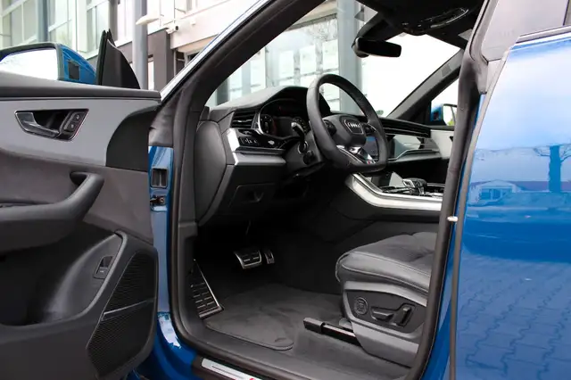 Audi Q8 view 9