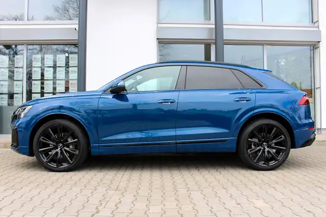 Audi Q8 view 8