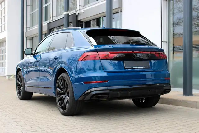 Audi Q8 view 7