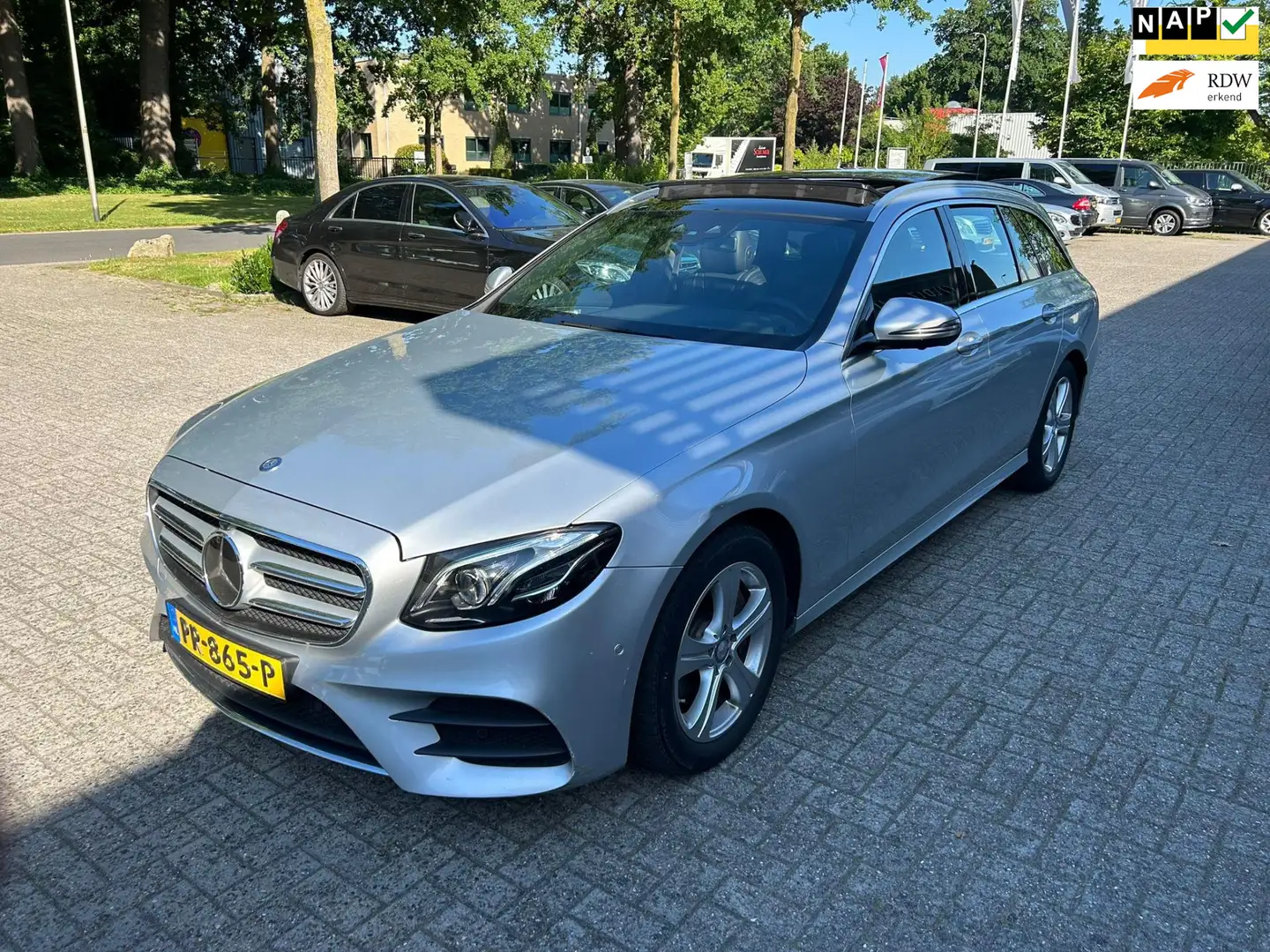 Mercedes-Benz E 220 Estate E220 d AMG Pakket|PANO|HUD|DISTR|NAP|MEMORY Grijs - 1