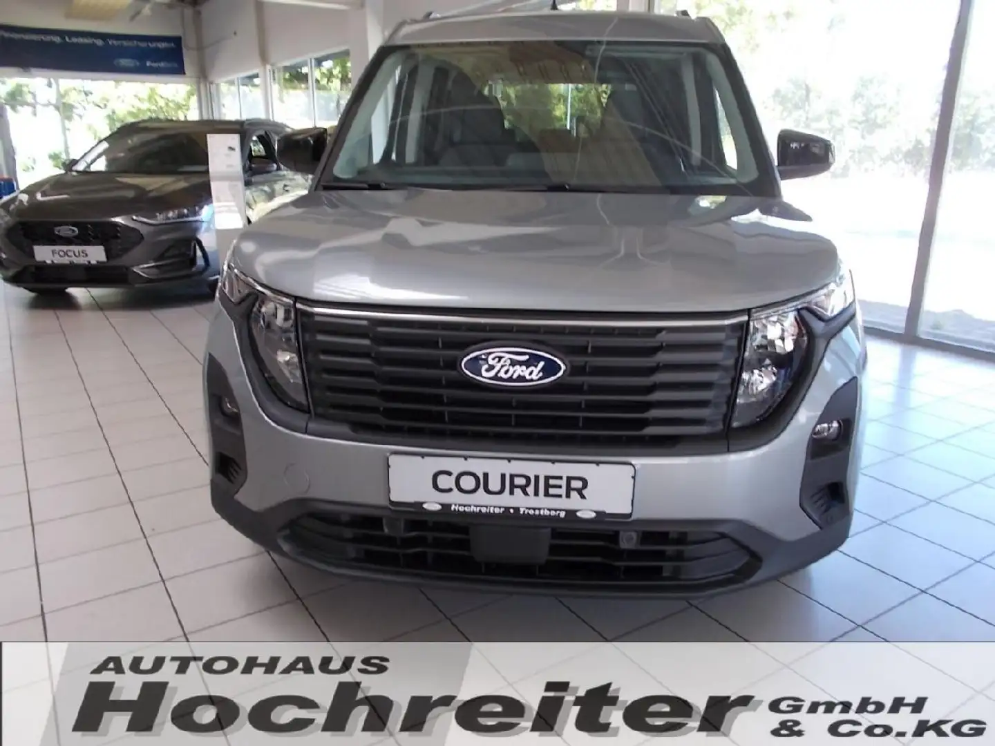 Ford Tourneo Courier Titanium Grau - 2
