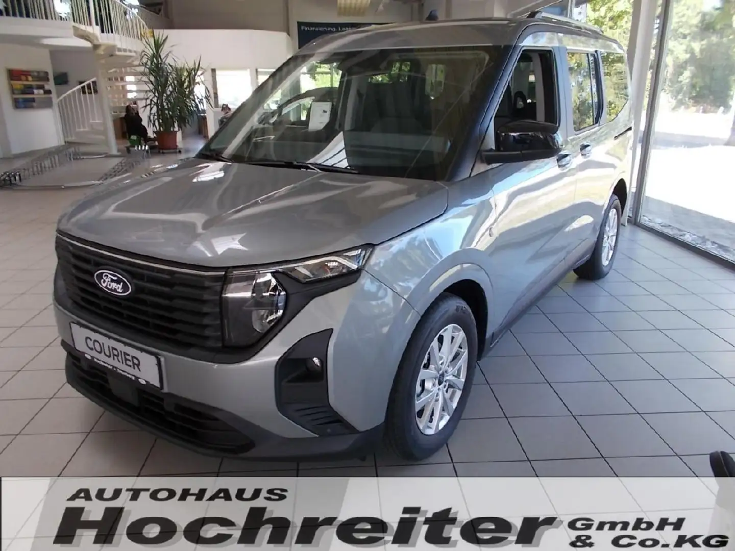 Ford Tourneo Courier Titanium Grau - 1