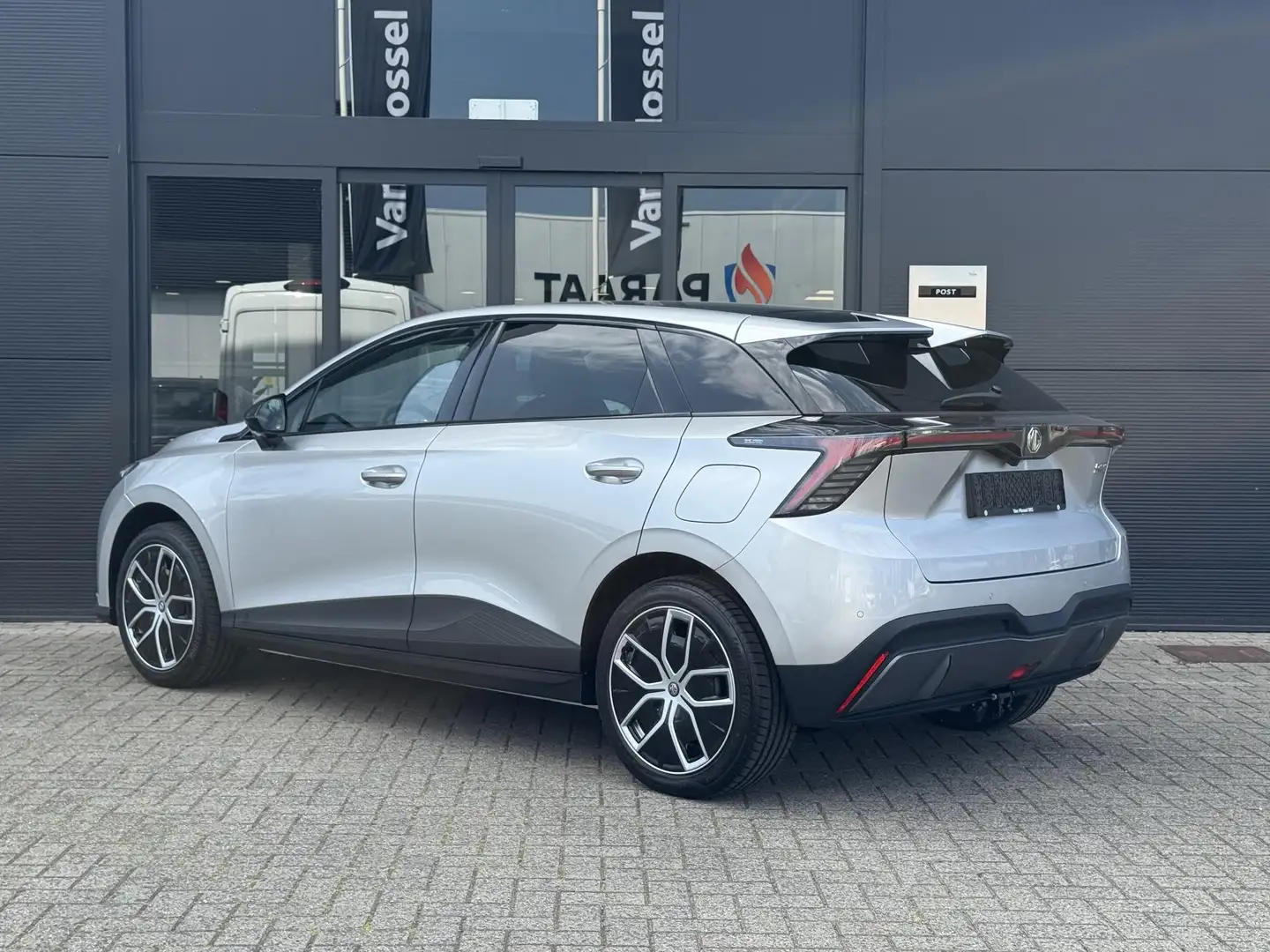 MG MG4 Electric Trophy Extended Range 77 kWh | Profiteer Zilver - 2