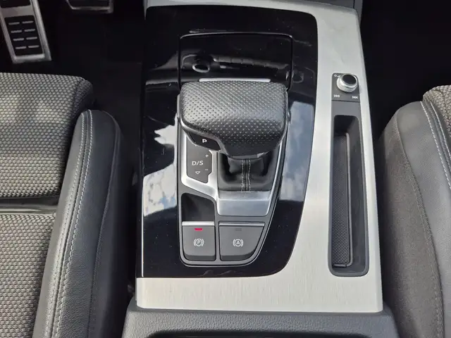Audi Q5 view 10
