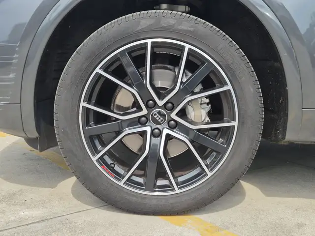 Audi Q5 view 13