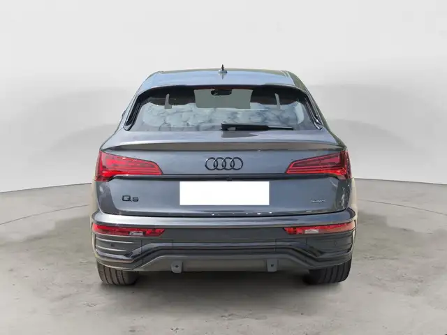 Audi Q5 view 3