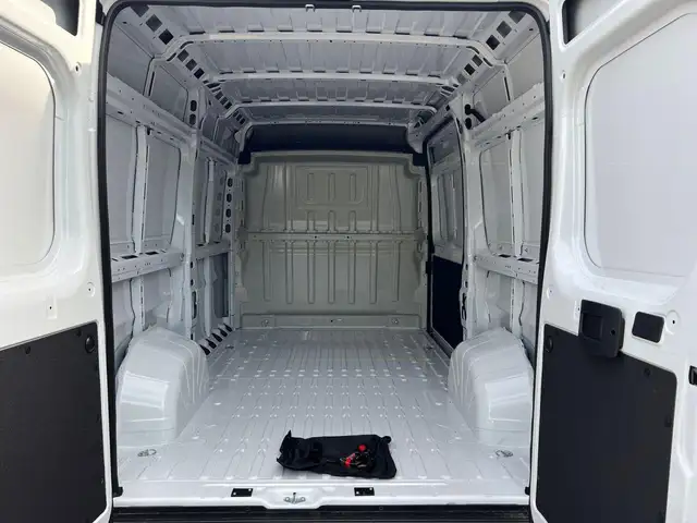 Opel Movano view 8