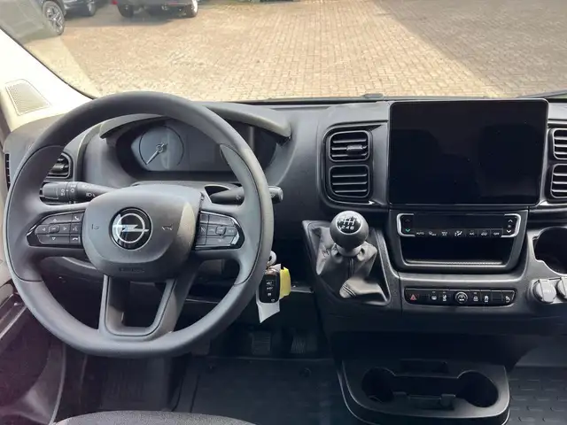 Opel Movano view 9