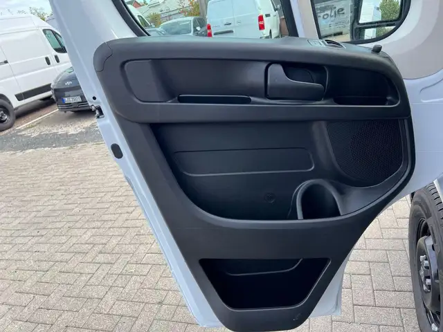 Opel Movano view 14