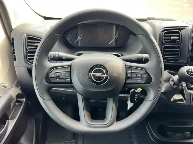 Opel Movano view 11