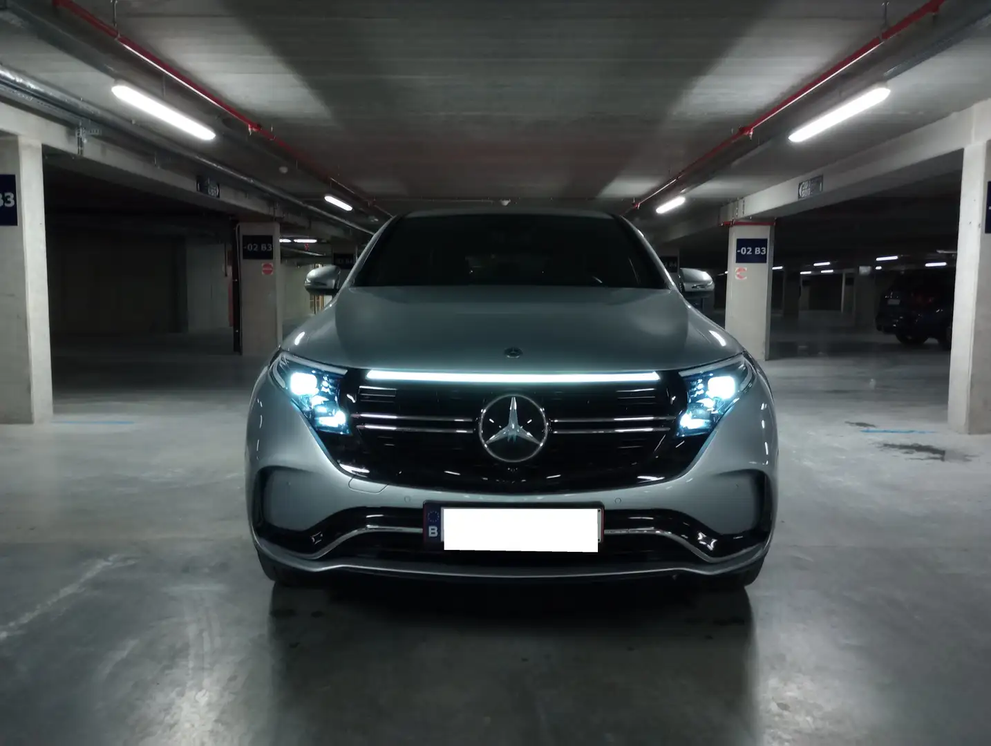 Mercedes-Benz EQC 400 4Matic AMG Line met garantie tot en met mei 2025 Stříbrná - 1
