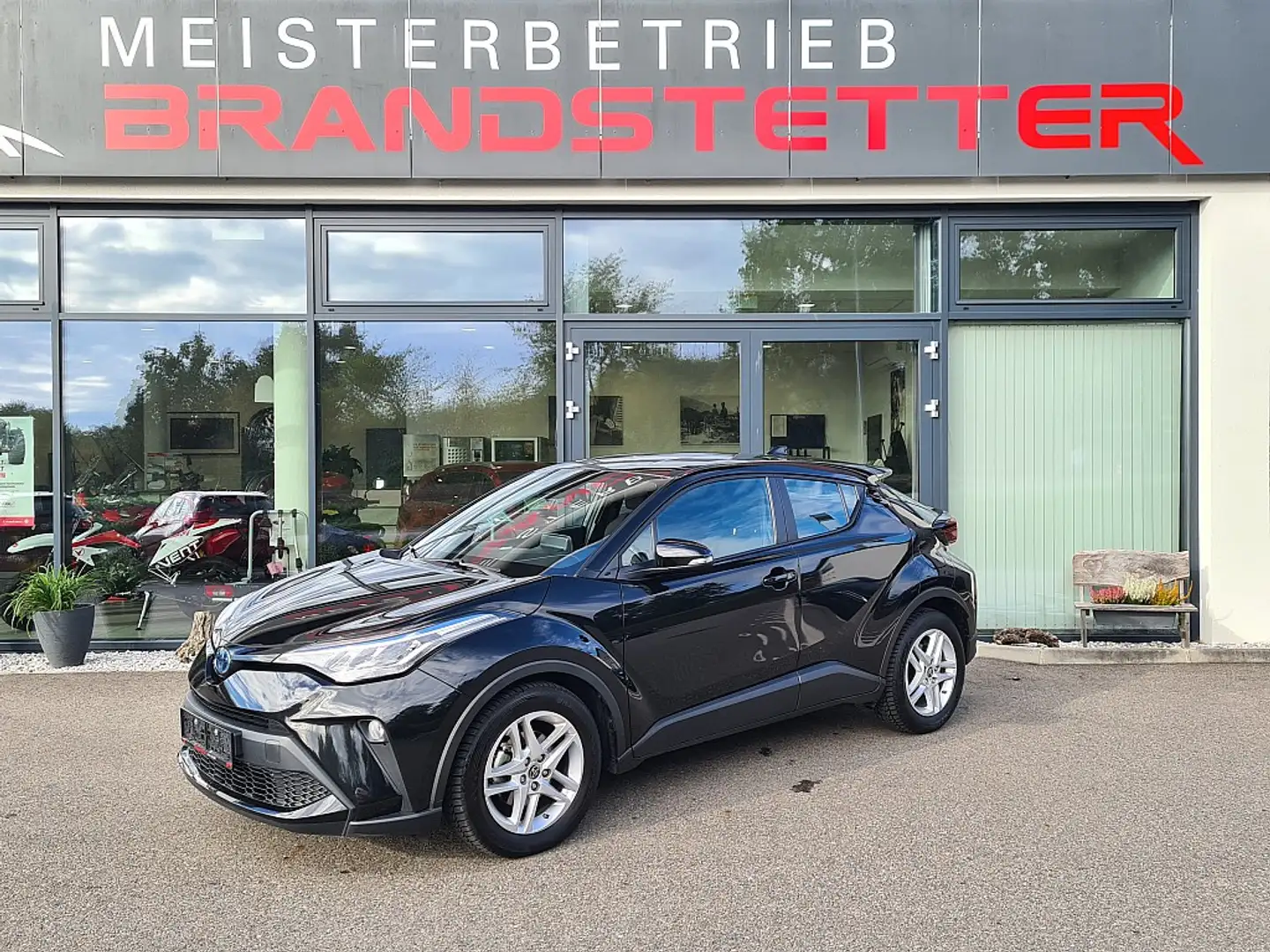 Toyota C-HR 1,8 Hybrid C-LUB CVT Schwarz - 1