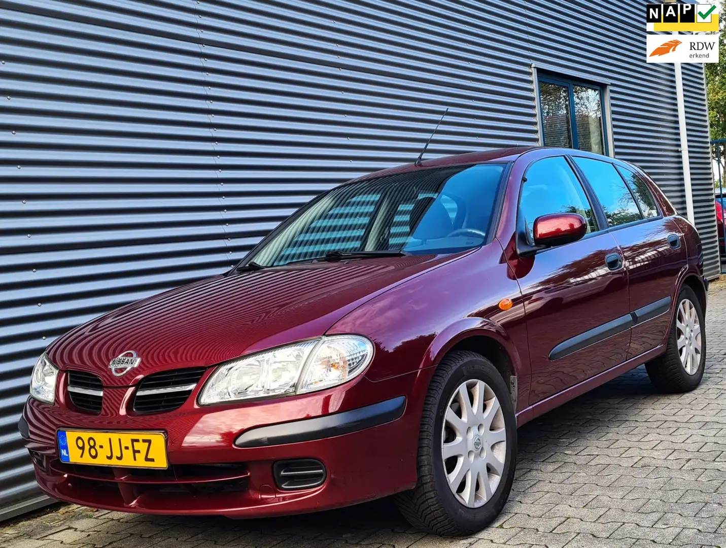 Nissan Almera 1.8 Comfort 5drs 04-2002 Bord. Rood Metallic 122dk Rood - 1