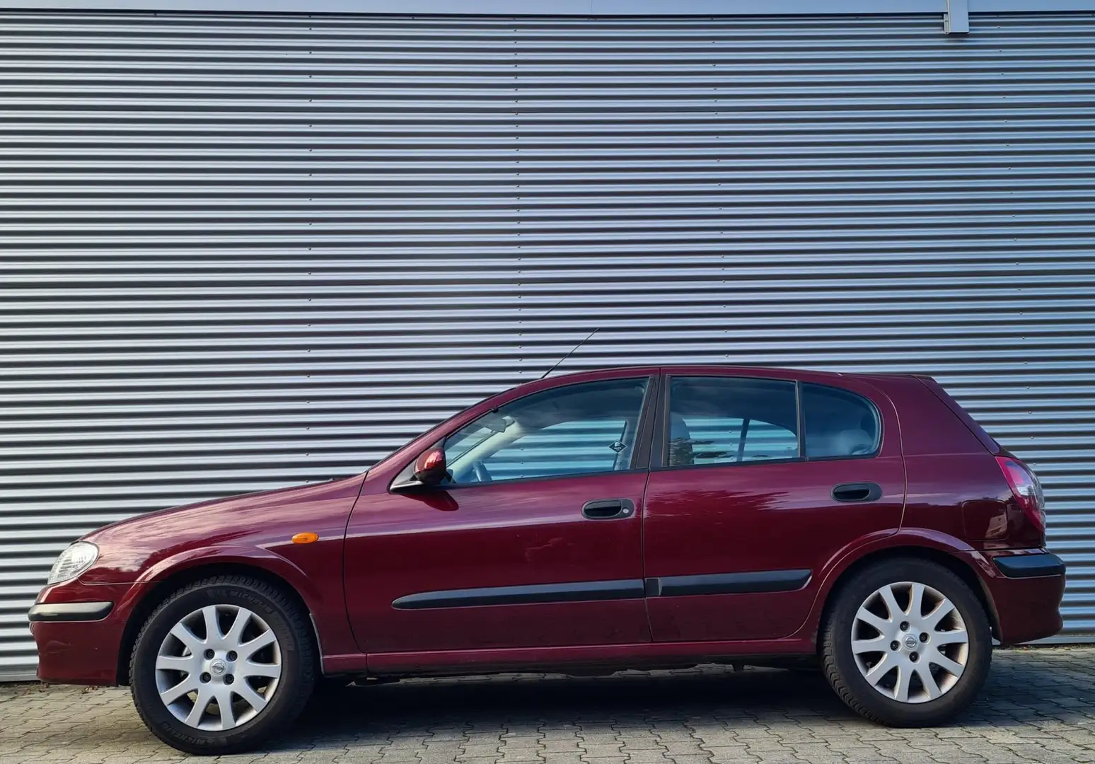 Nissan Almera 1.8 Comfort 5drs 04-2002 Bord. Rood Metallic 122dk Rood - 2